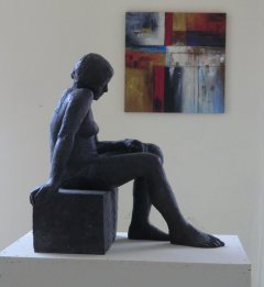 Bronzeskulptur von Axel Richter und abstraktes Bild